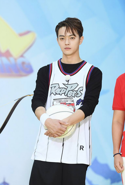 许凯参加跑男全程高冷面瘫,看见她就笑了,网友:美女的力量!