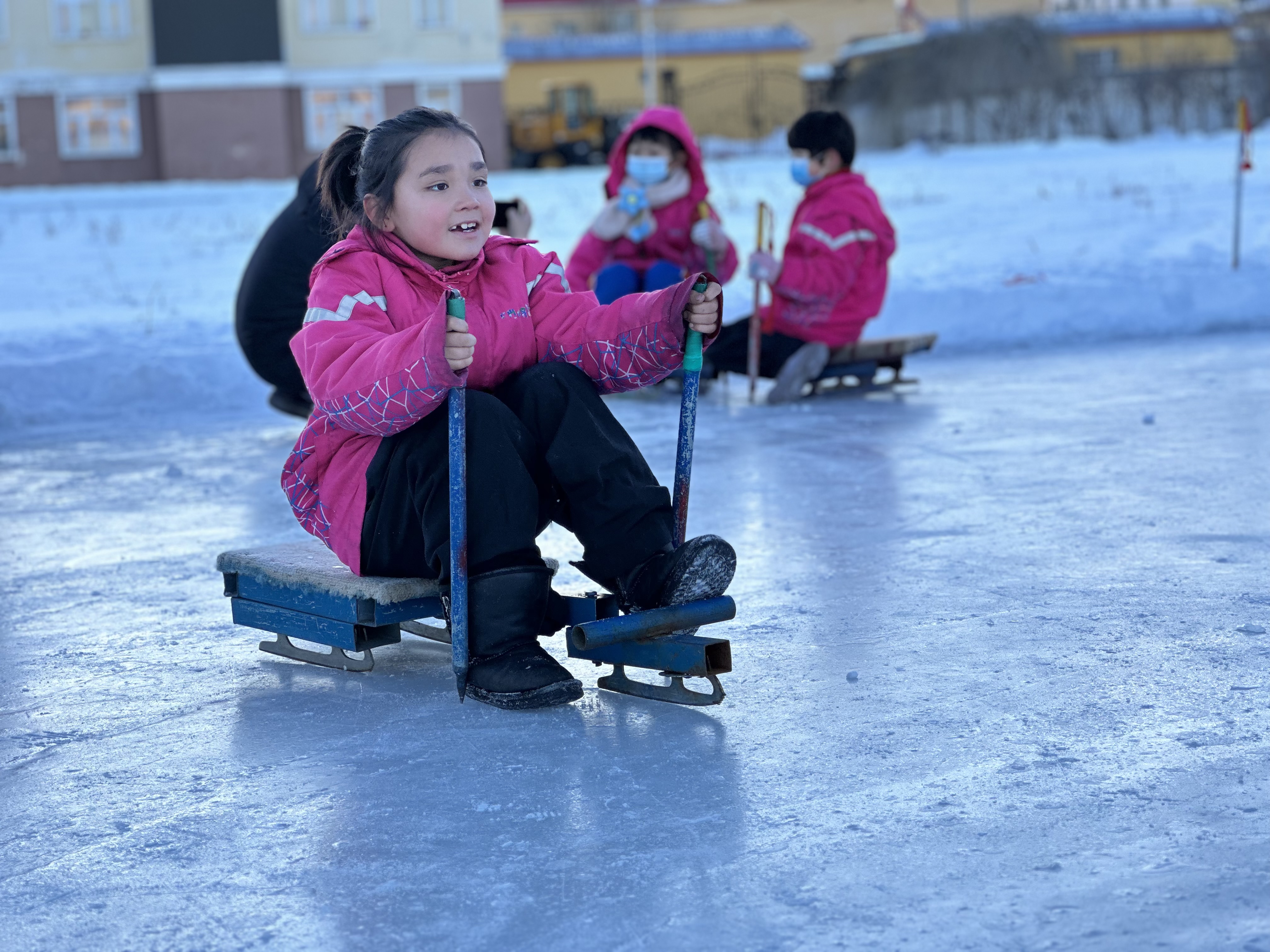 儿童参加冰雪运动图片图片