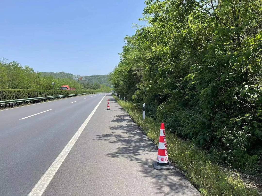 高速交警提前在成巴高速摆放防光锥形桶,事故车辆可自行提取向后方示