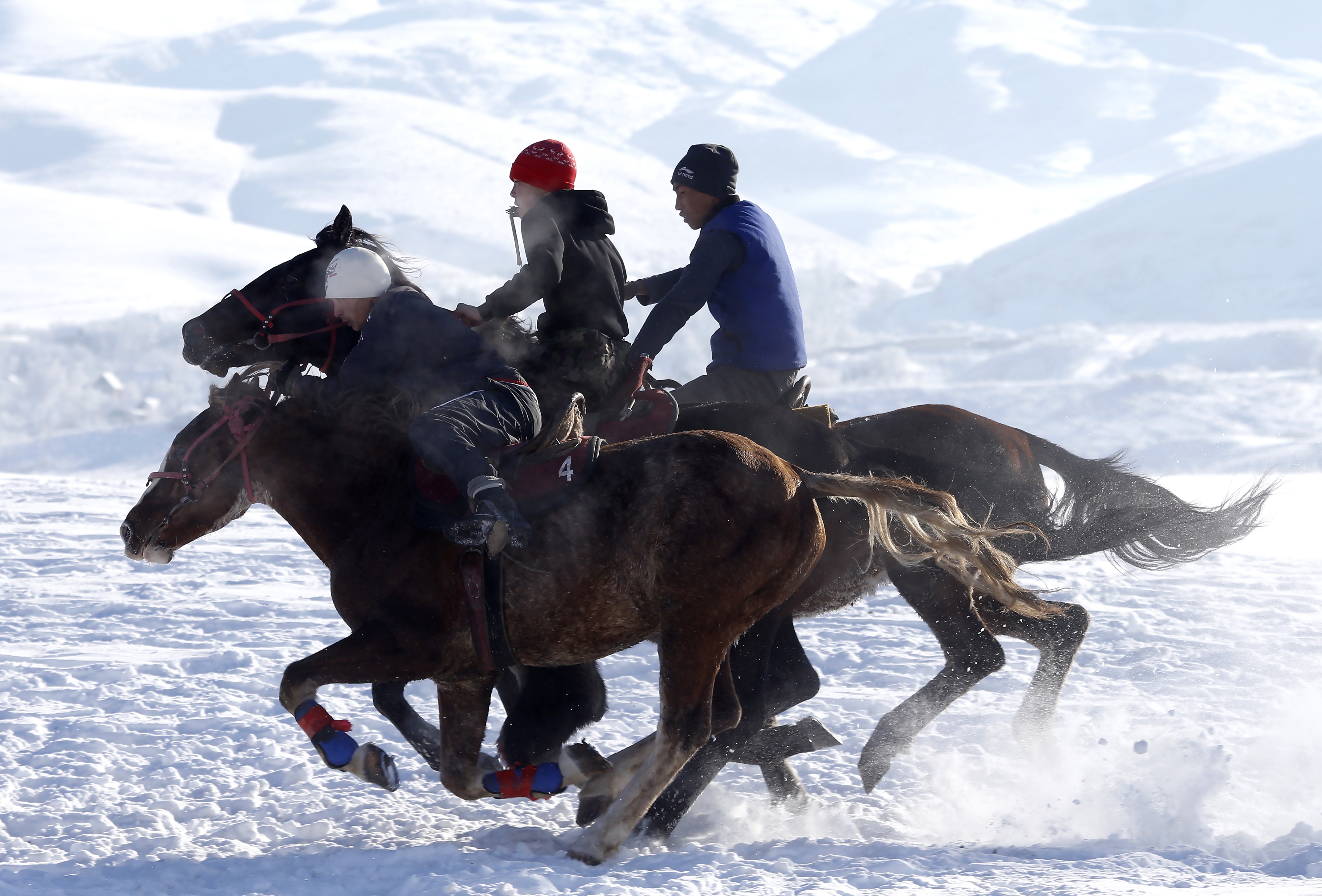 吉尔吉斯斯坦举行"马背叼羊"比赛