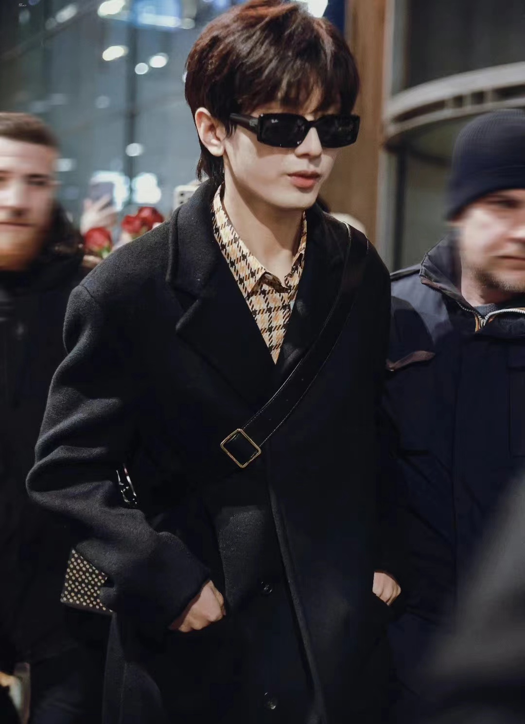 成毅抵达巴黎机场被拍,穿一件黑色长款大衣,酷帅又有型!