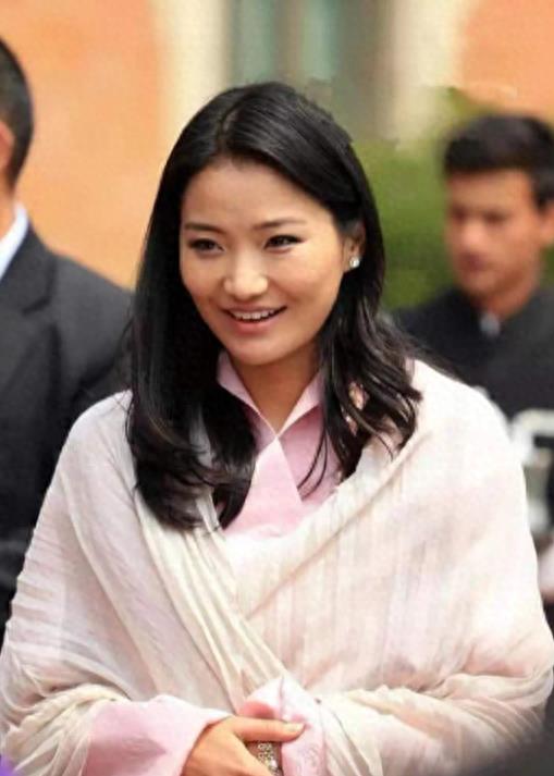 31岁不丹佩玛王后稳坐后宫之位,10年生2子,促成姐弟和王室联姻