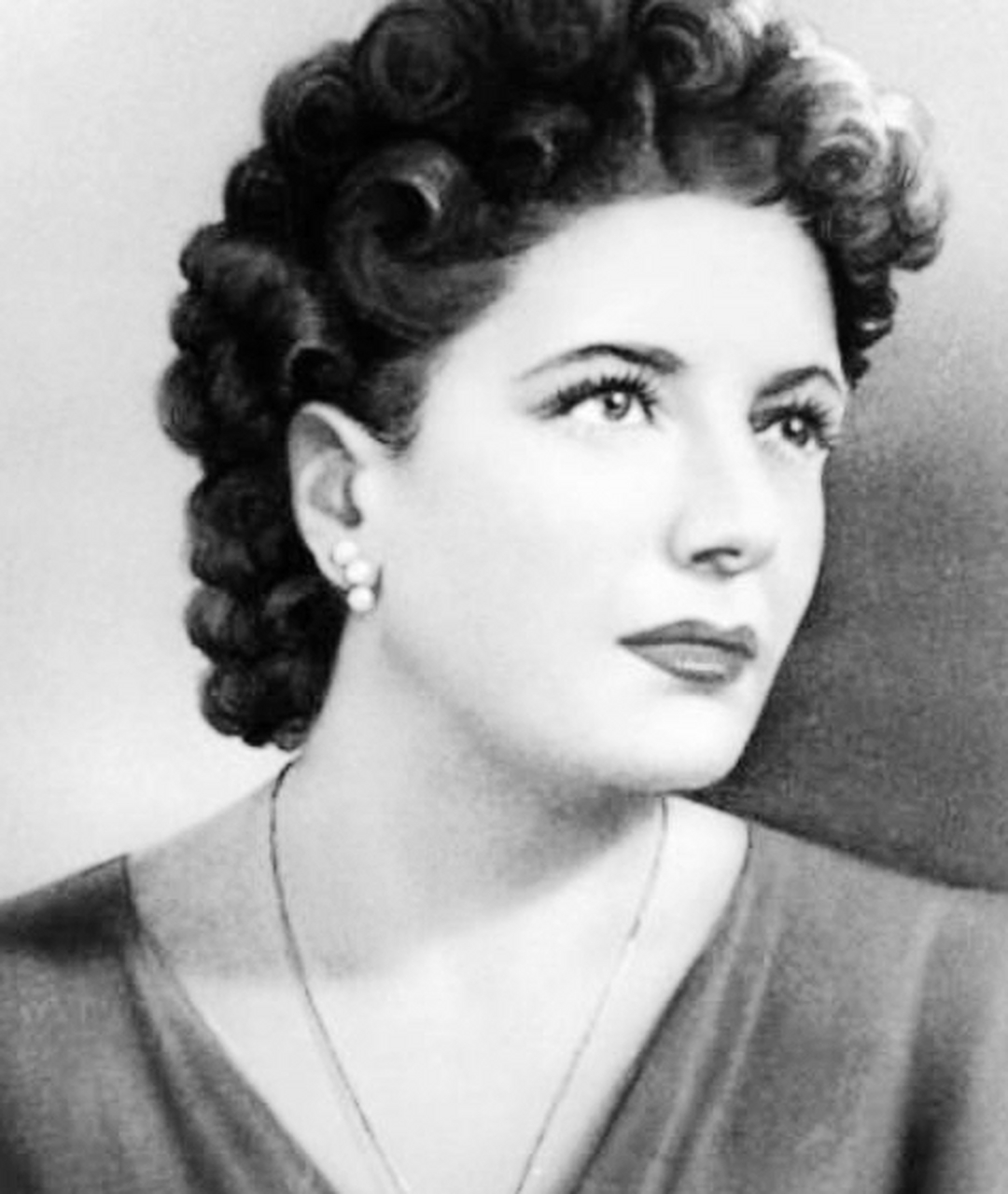 1945年,墨索里尼和他的情人克拉拉被殴打后的尸体被吊死在米兰的一个