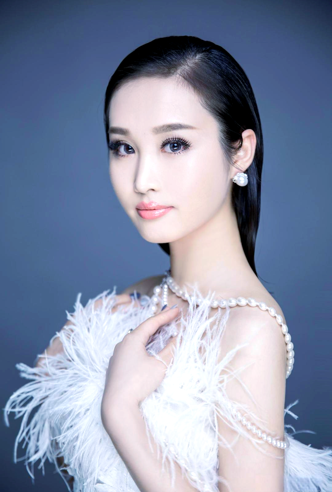 王雪纯精彩亮相电影《叔父》:魅力与演技共舞