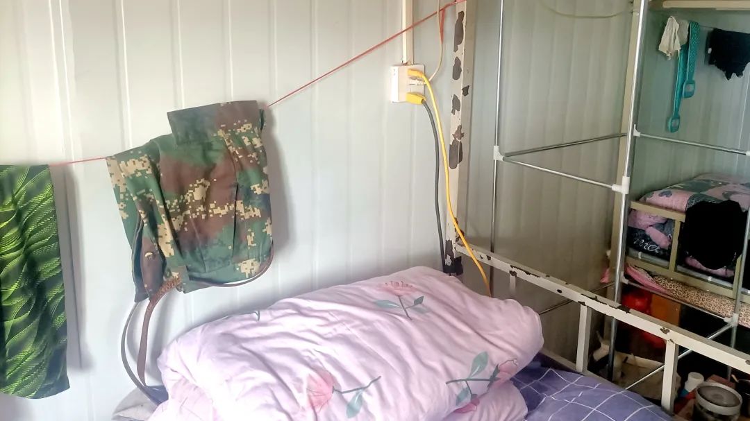 曝光!新添一施工现场违法用泡沫彩钢板搭建员工宿舍