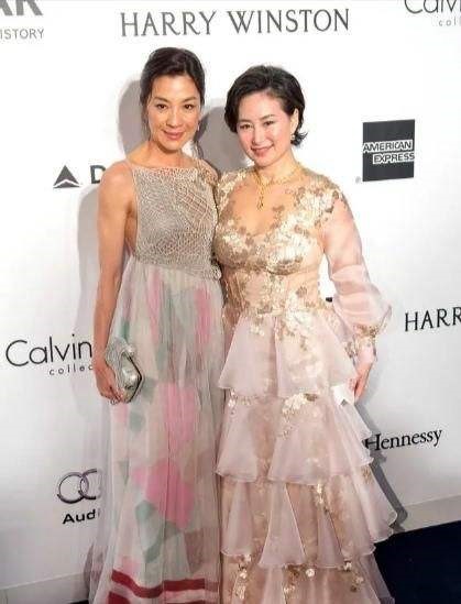 何超琼不愧是赌王"心腹",同框成龙气场不输半分,女企业范十足