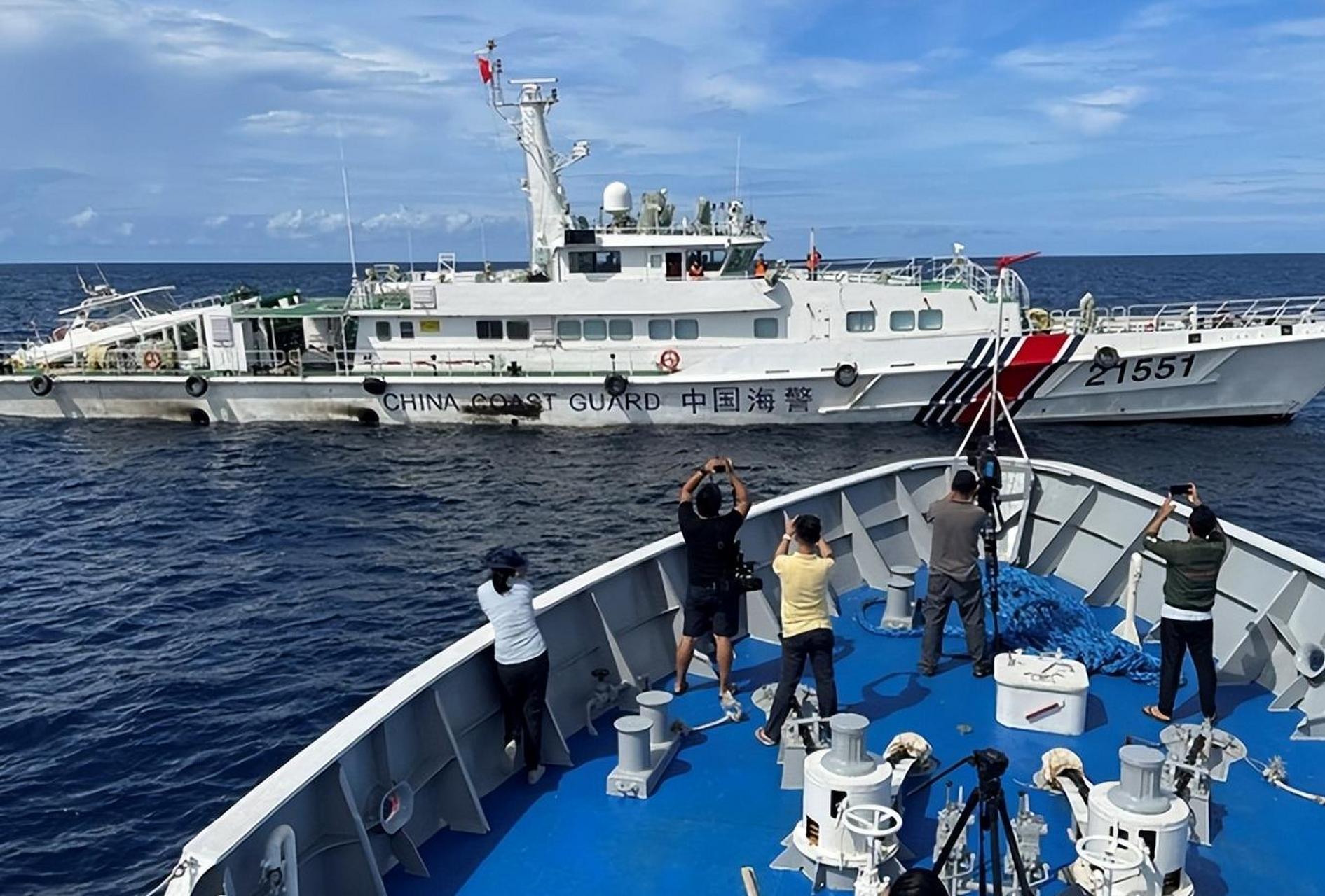在22日强闯黄岩岛未果后,近期菲律宾海岸警卫队又继续在黄岩岛海域挑