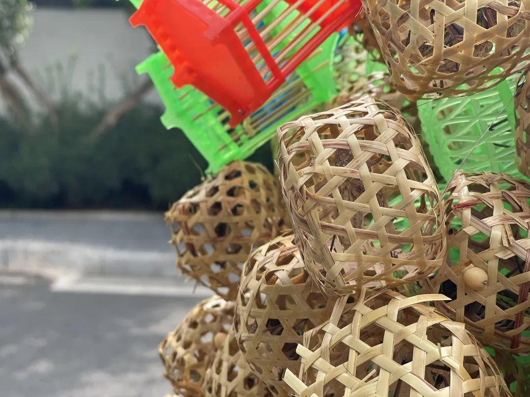 卖蝈蝈不需要叫卖,蝈蝈们嘹亮的叫声就是最好的吆喝声.