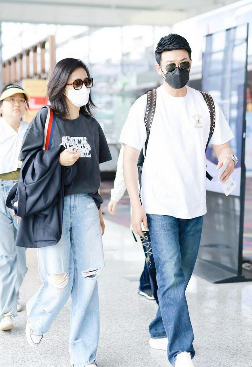 陆毅&鲍蕾机场街拍,大长腿情侣走在一起,甜蜜互动超恩爱,堪称幸福夫妻