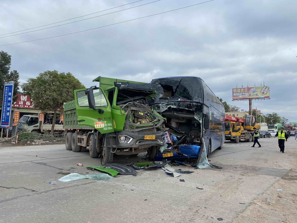 满载学生大客车与大货车迎头相撞,两司机被困无学生受伤
