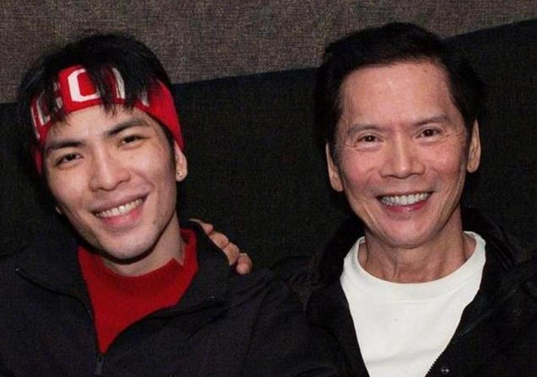 2014年,一场慈善晚宴上,向华强对萧敬腾说:"你上台唱一首,我给你100万