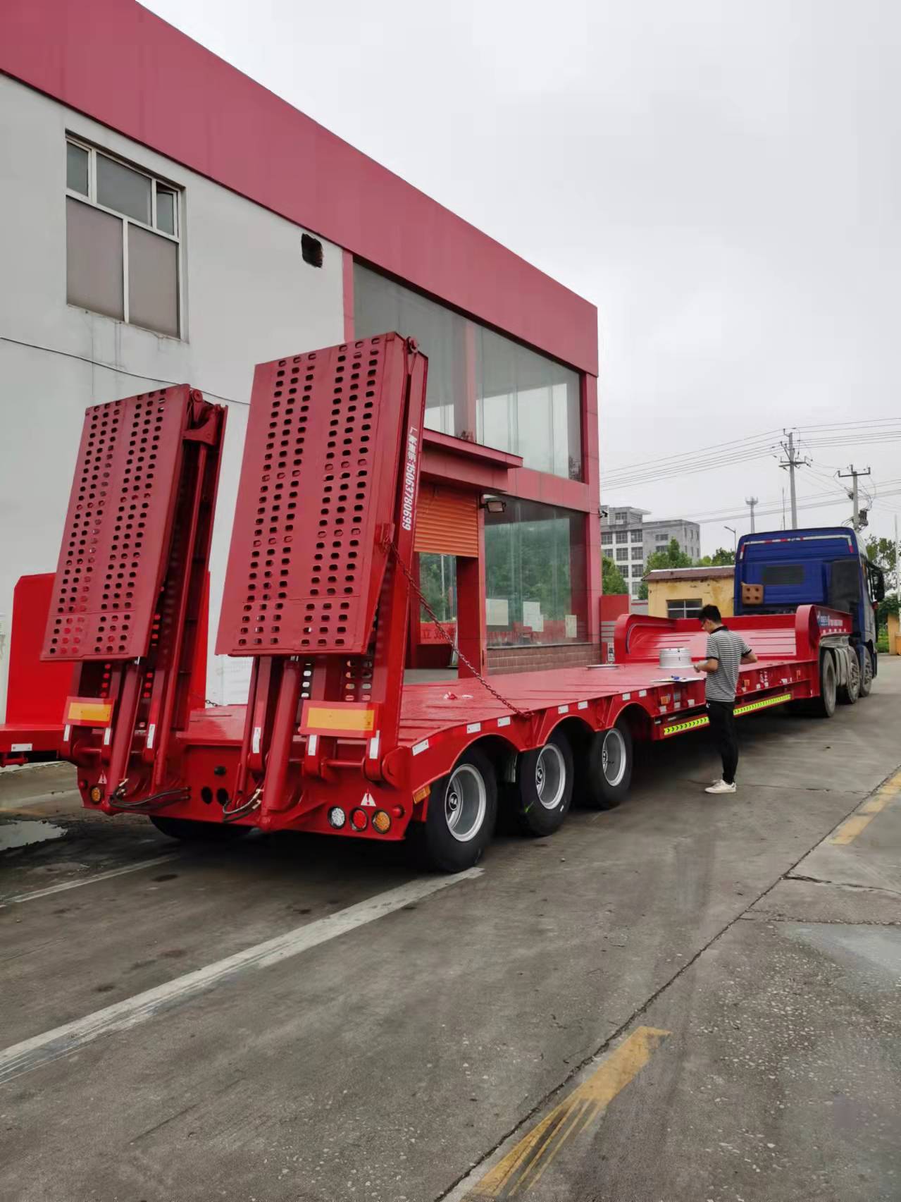 平板全挂车在工厂企业码头货物转运的使用