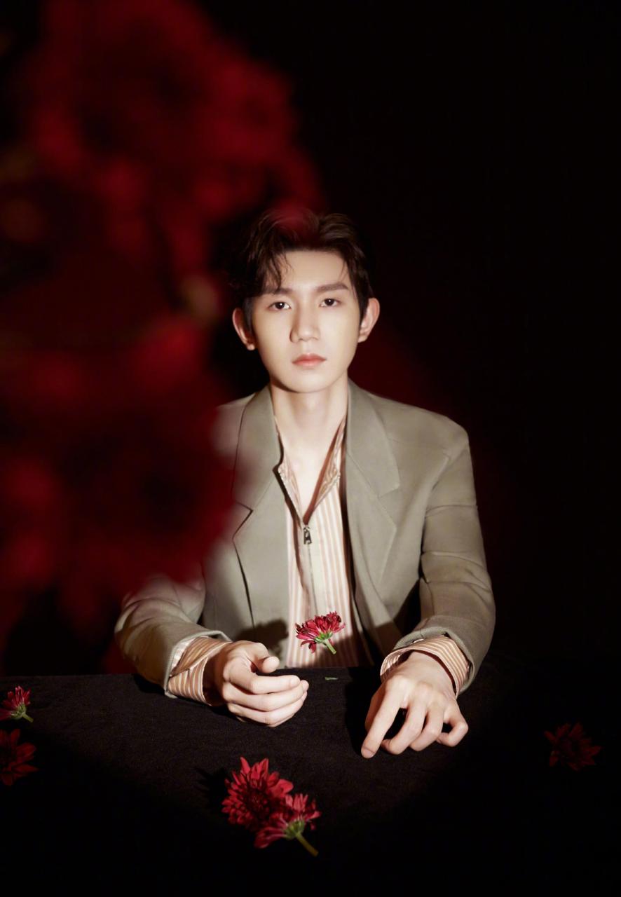 亮相五四晚会的王源,穿了zegna套装内搭条纹衫,一副倜傥正好的少年