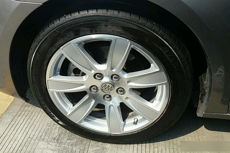 别克君越的轮胎型号是什么?