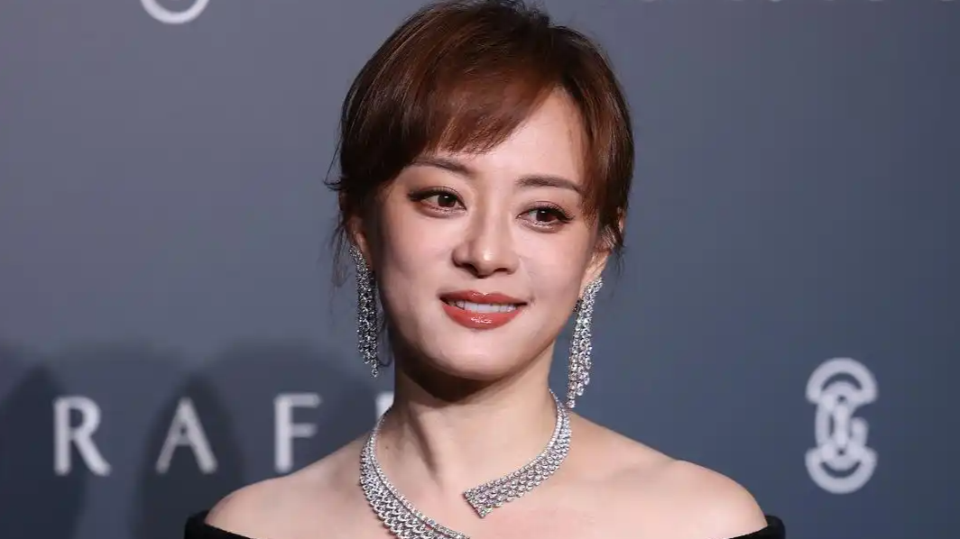 演员孙俪拍戏后眼睛血管破裂，医生紧急提醒：出现这种症状千万别拖