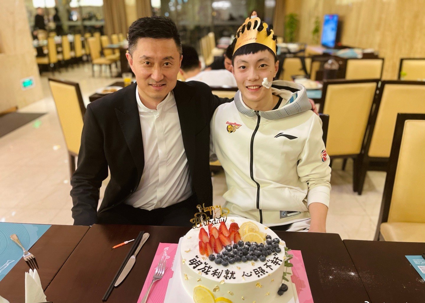 胡明轩父亲罕见现身!65岁在舞蹈学校当教练,妻子人气高相差15岁