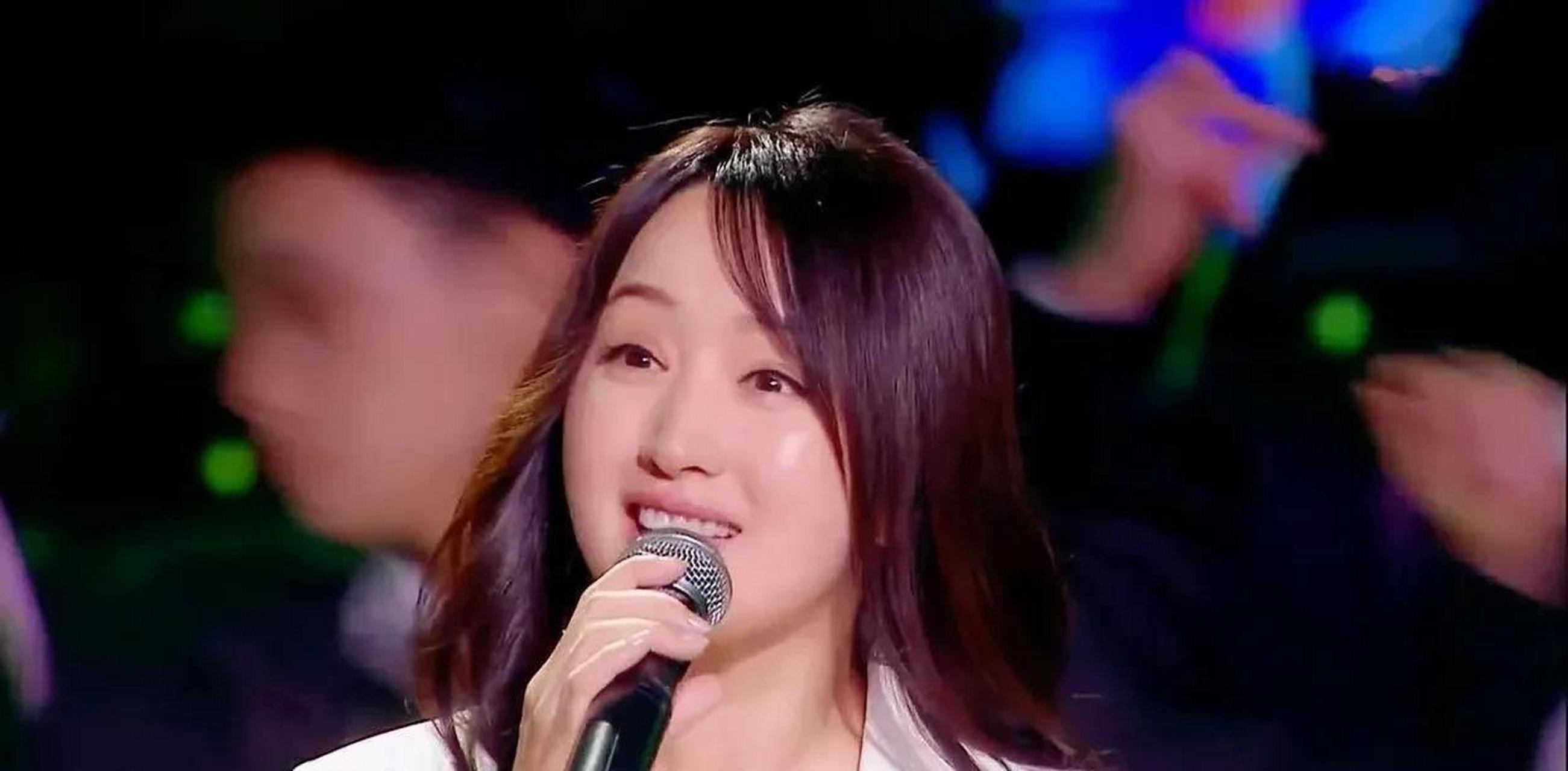 近日已经52岁的杨钰莹参加一组商演的照片曝光,照片中无美颜无滤镜没