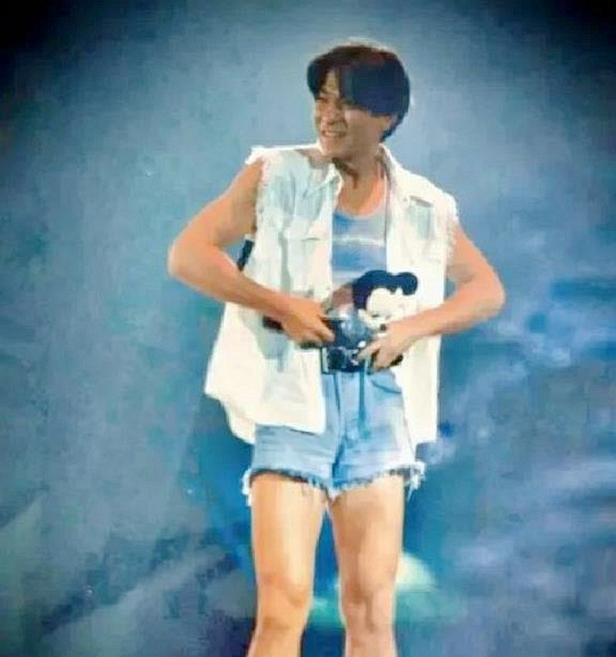 不得不说刘德华以前的衣服真的很大胆,现在这条牛仔短裤也很高级