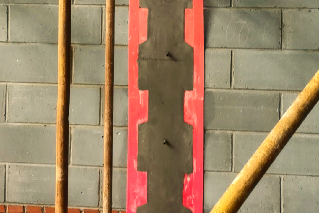 而对于"t"型或"l"型墙体交接部位的构造柱,我们可以采用在两侧墙体上