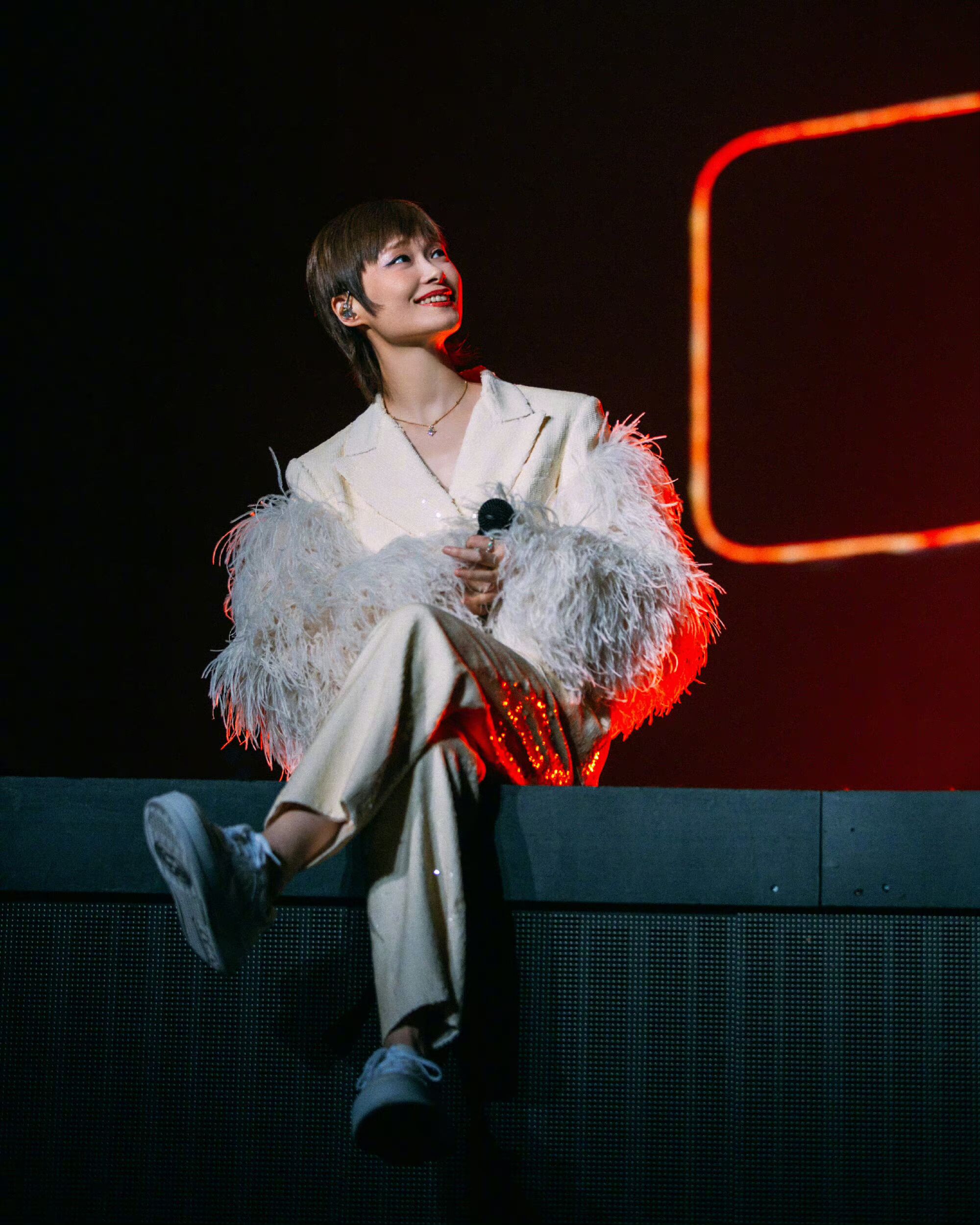 李宇春演唱会:半个奢侈品圈名人都来观看,花篮排面震撼全场
