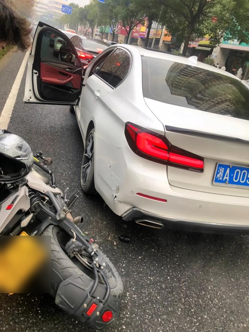 撞了摩托车最好认全责?