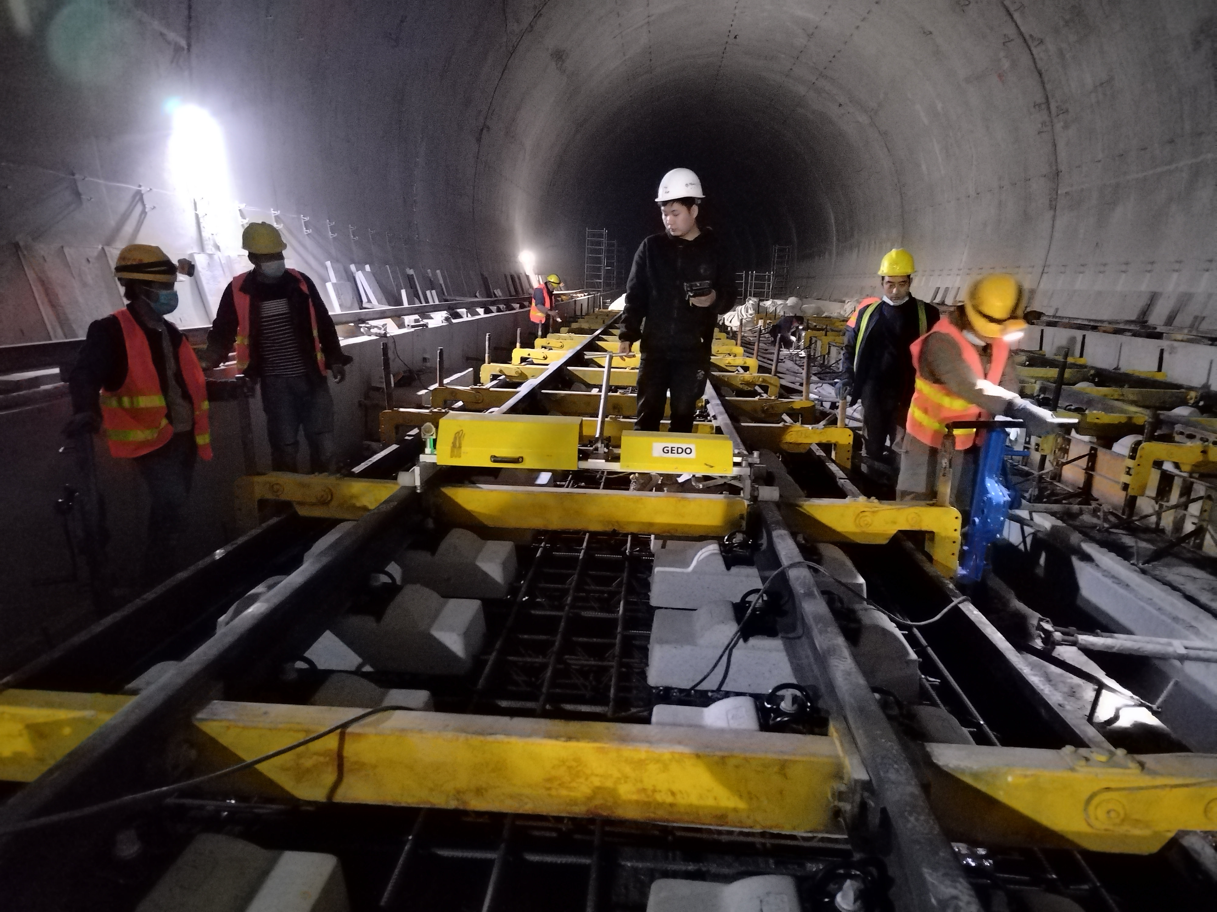 贵南高铁最长隧道无砟道床施工顺利完工