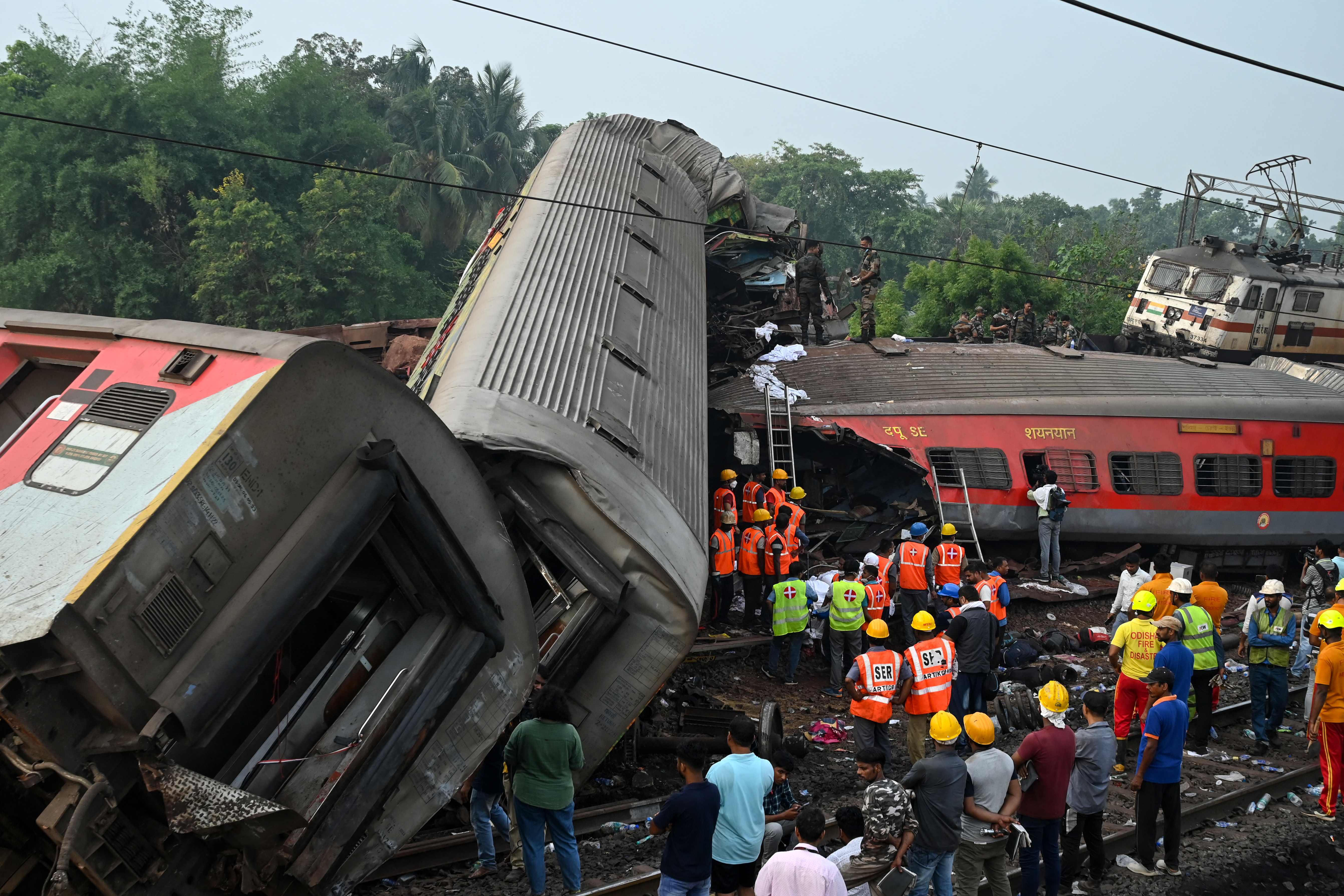 外媒:印度火车脱轨相撞事故死亡人数升至近300人