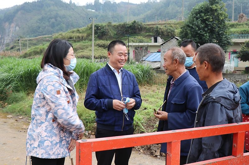 龚詹伦督导鸡场坪村便民桥工程建设