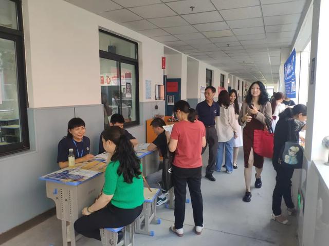 麻城一中成功举办2023年高校招生现场咨询会