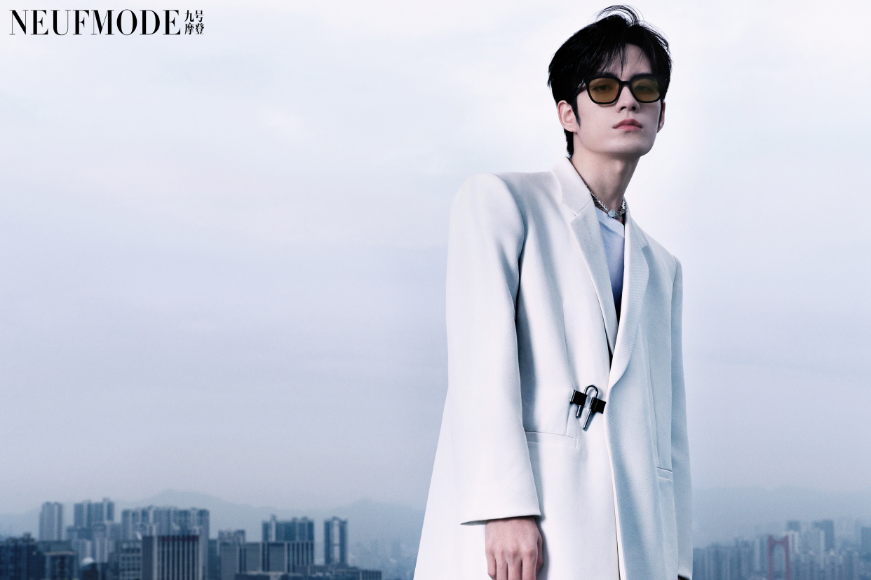 张颜齐山城高空墨镜大片,表现力不输男模