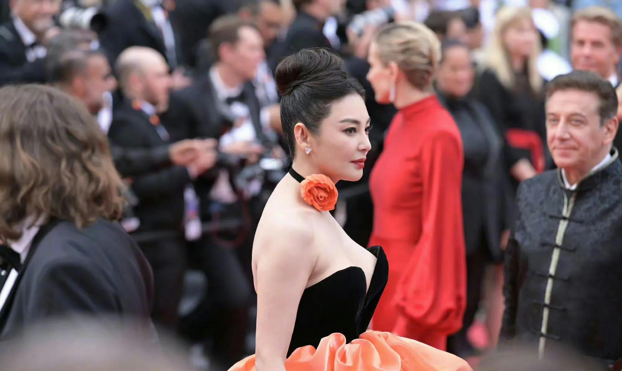 戛纳电影节开幕红毯# 张雨绮亮相戛纳红毯,造型曝光~ #戛纳电影节
