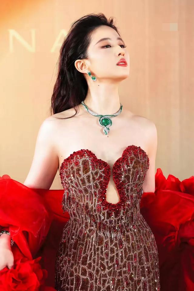 刘亦菲现身宝格丽晚宴,玫瑰红裙佩戴璀璨珠宝,美得很有冲击力