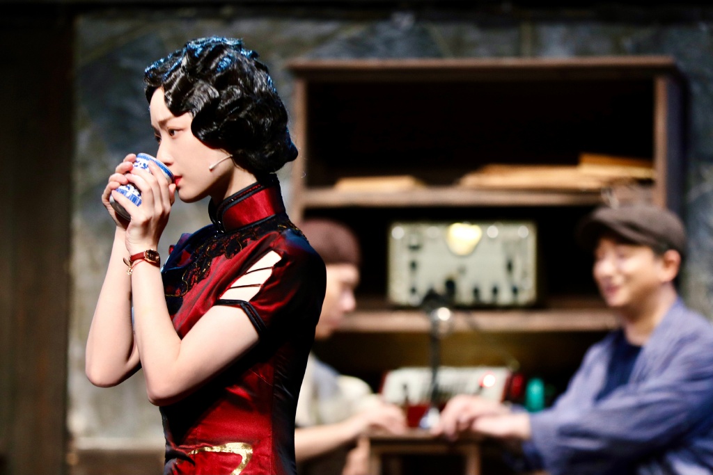 倪妮话剧开演,穿旗袍美得风情万种,舒淇7个字的评价太真实了