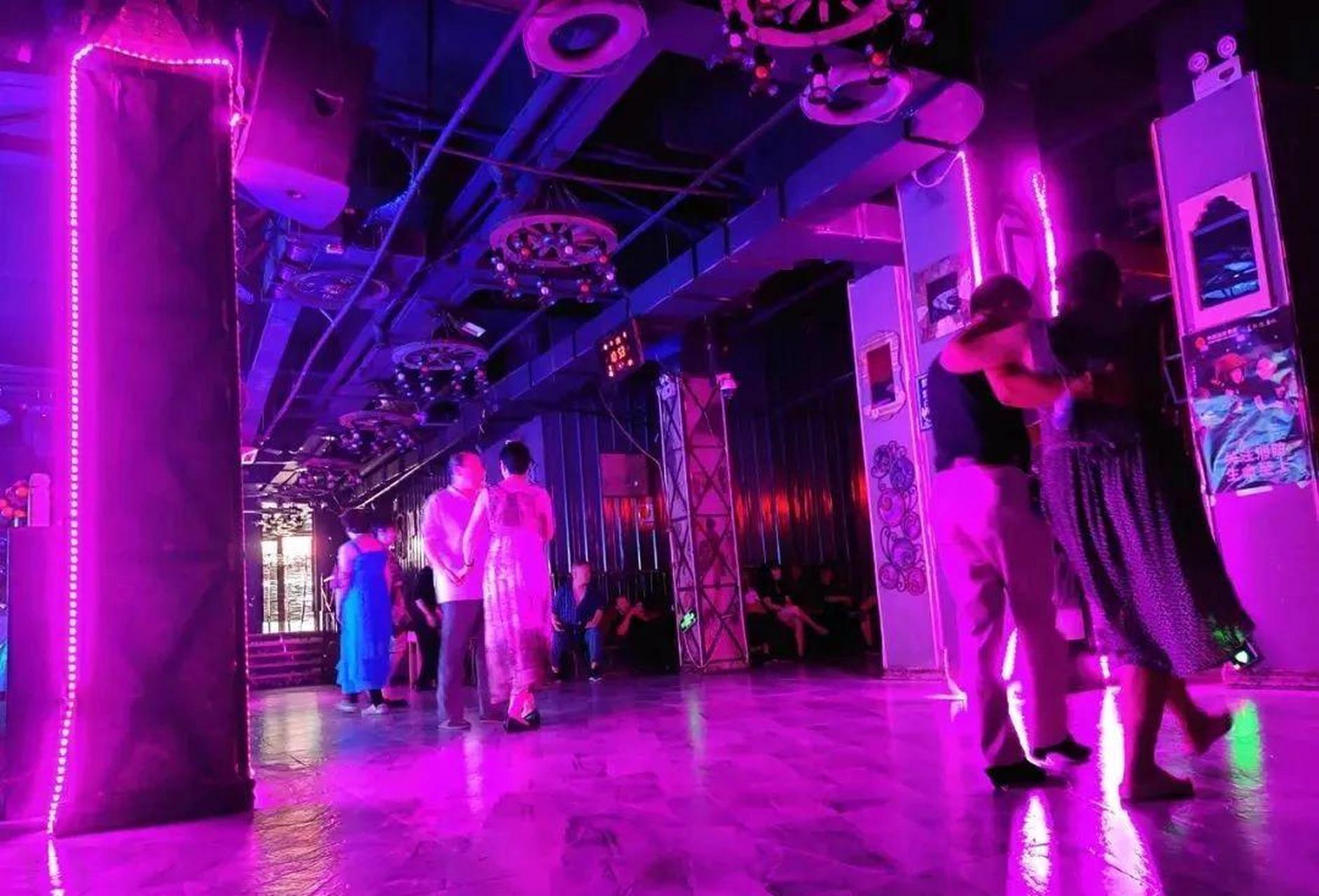 现在为什么舞厅陪舞女多呢 舞厅陪舞女特别多的原因有很多,其中一些