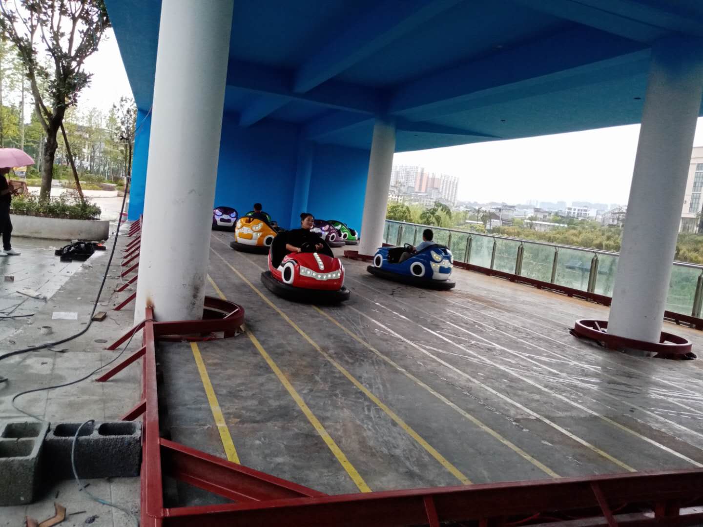 不同碰碰车厂家的导电地板有什么区别?