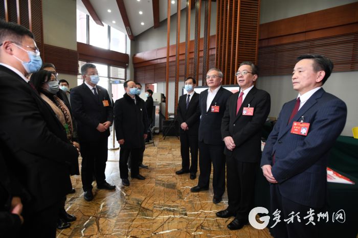 卢雍政何力任湘生看望参加省两会报道的新闻工作者