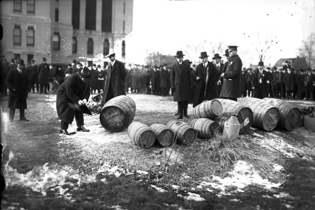 美国"禁酒令"的实施,让犯罪激增,警察以及政府官员也成了帮凶