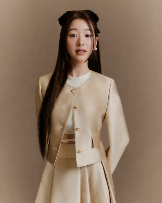 IVE张元英的姐姐张多雅受邀成为服装品牌的模特 外表清纯可人引人注目
