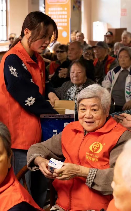情系老人冷暖,真心送爱陪伴——王长玲先生公益敬老阳光行