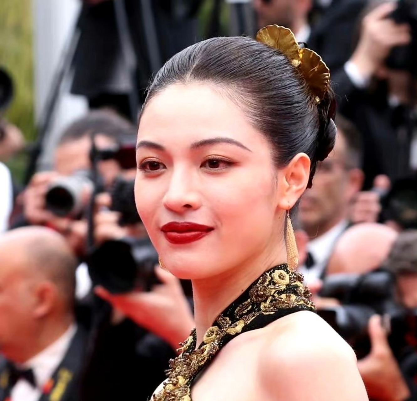 钟楚曦 鼻颧有力,垂珠朝口,耳高于眉个人努力贵人运佳老板相十足,近3