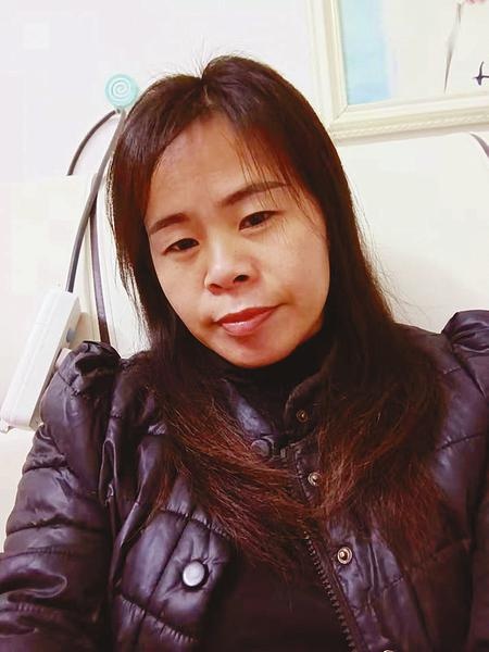 "我的右胸前有一大块黄色胎记"