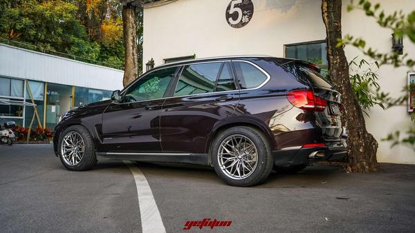 今天给宝马x5车主升级一套20寸轮毂