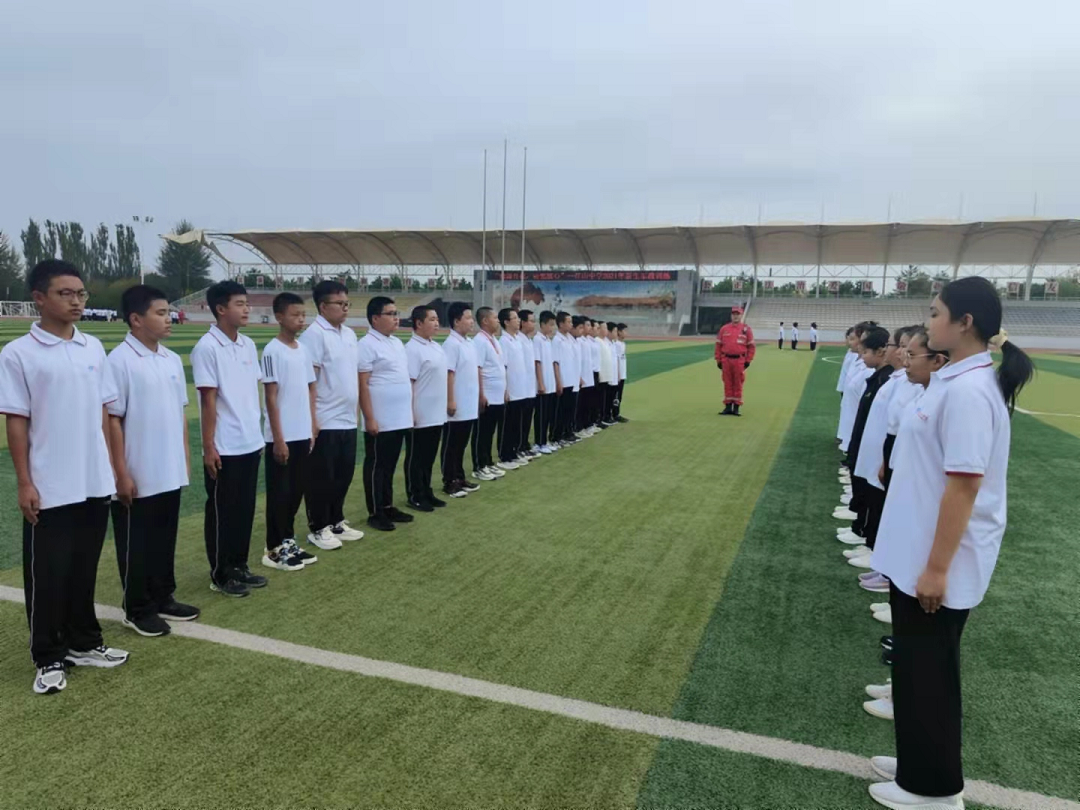 践行强国志 军训正当时——赤峰市红十字闪电救援队走进红山中学