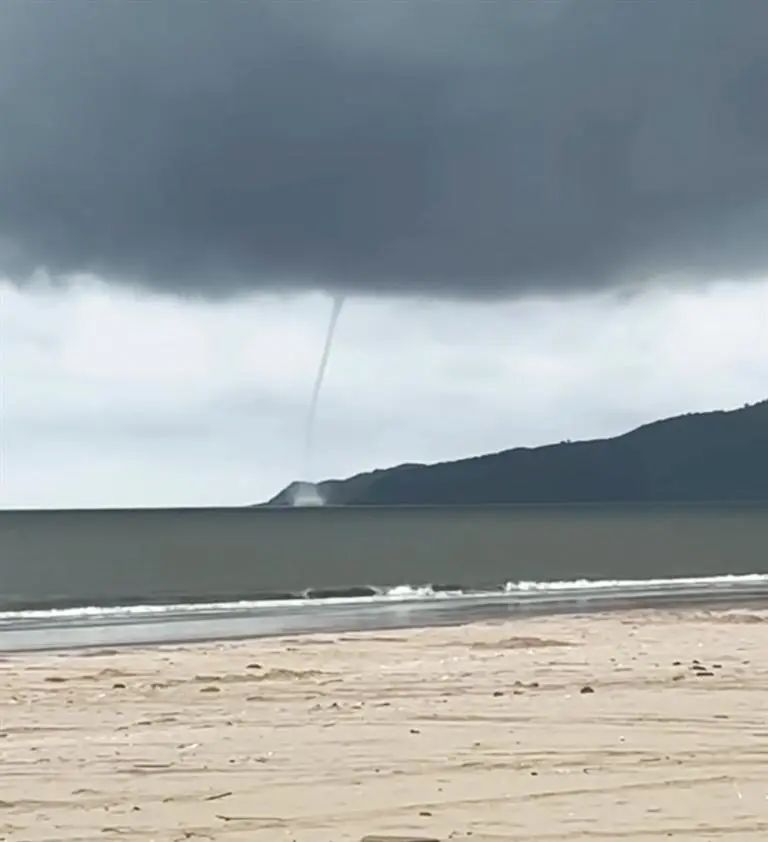 奇观!深汕鲘门海域惊现"龙吸水"
