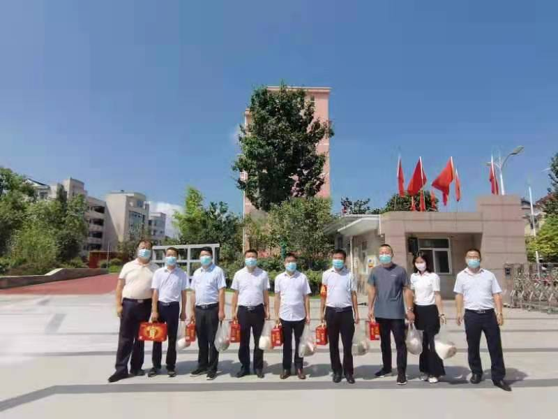 汉中市南郑区城关第一中学为一线职工送清凉