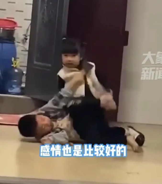 广东:两姐弟在家打架,90后父母不但不劝阻,还在一旁喊"加油"