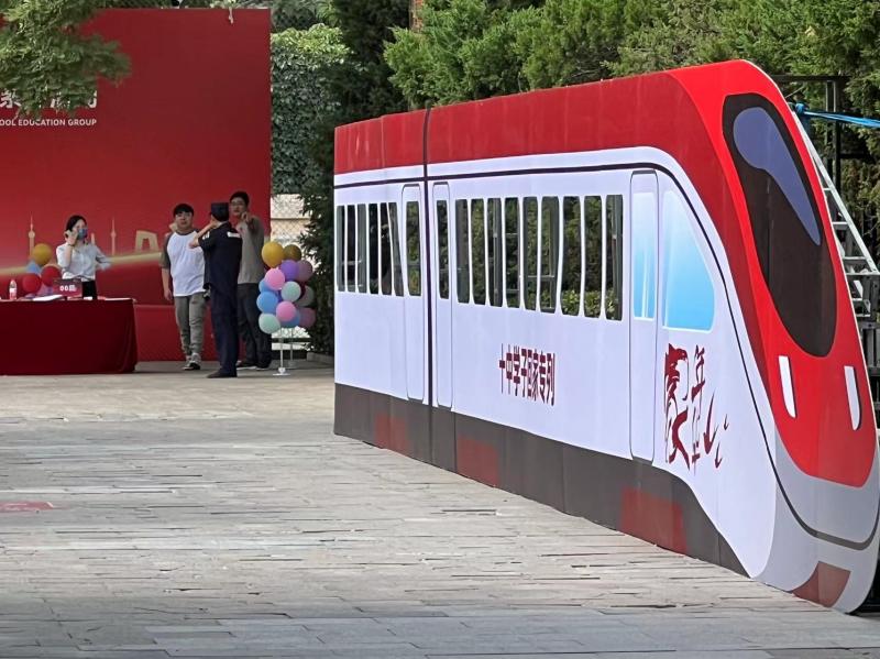 丰台区"十中家· 年华"校友返校活动现场温情涌动