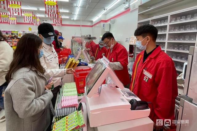 济南7-eleven便利店开业:近40人排队等开门,隔壁便利店都看呆了