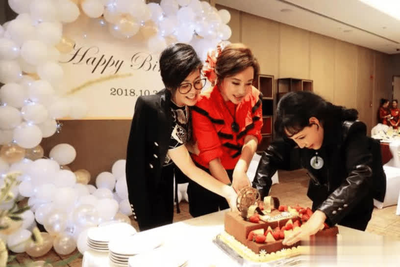 刘晓庆再次惊艳亮相:红衬衫搭配小黑裤,宛如少女般美丽