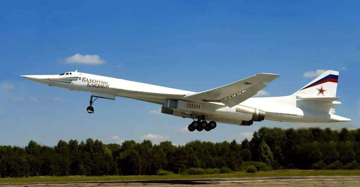 俄图160m2轰炸机被誉为"金子打造的飞机",军迷:就是个傻大个